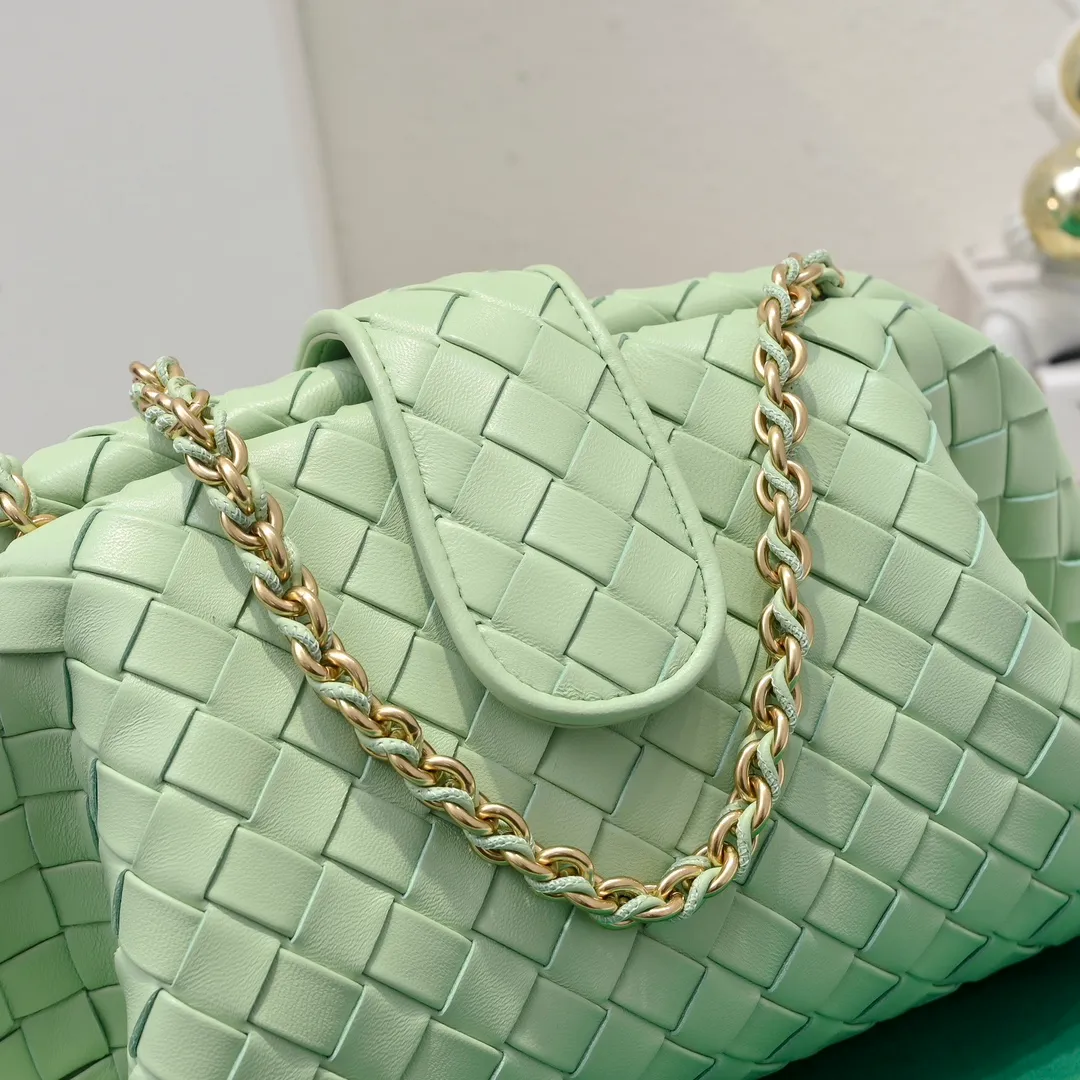 Batch 2260 Bitters Venetia 2024 summer series brings Lauren 1980 handbags back to the public eye. The design of the bag is inspired by ancient Roman architecture. It uses the brand's iconic Intrecciato lambskin woven bag body with a hard frame. No logo can be seen on the whole bag. It is equipped with a leather woven metal chain. When using it as a clutch, just put the chain directly in the bag ~ showing an elegant and timeless style. Decades later, when Lauren Hutton once again walked on the Bottega Venetia spring and summer show with this bag, the charm of the year still remains intact despite the passage of time. Size: 31.5*16.5*11 Style number: 5807#